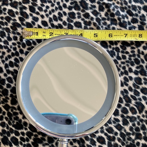 Lighted travel makeup mirror. - Picture 7 of 7